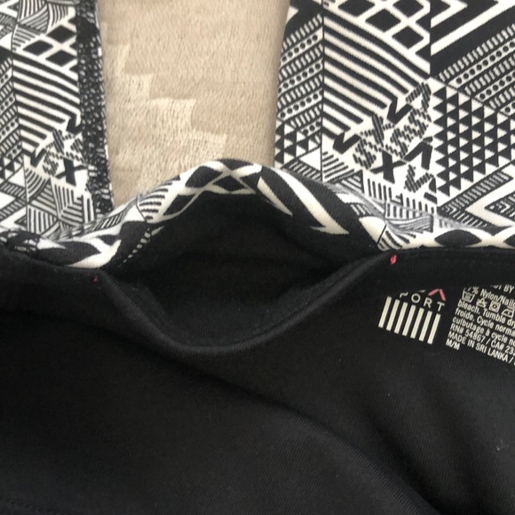 *****SOLD*****Victoria’s Secret Workout Crop Leggings 🖤 - Picture 4 of 5